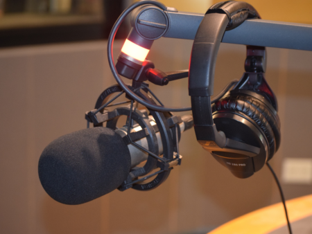 The Ultimate Guide to Podcast Interview in 2026 – Questions, Examples, Tips and Celebrity Shows