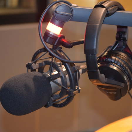 The Ultimate Guide to Podcast Interview in 2026 – Questions, Examples, Tips and Celebrity Shows